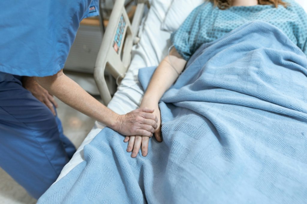 Hospicesjuksköterska avslöjar vad människor ångrar mest innan de dör